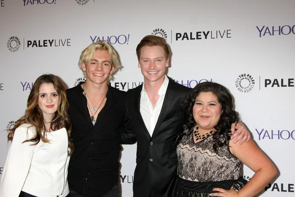 Laura Marano, Ross Lynch, digno de Calum, Raini Rodríguez — Foto de Stock