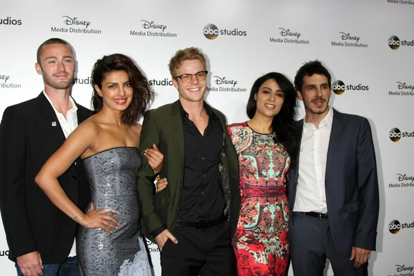 Jake McLaughlin, Priyanka Chopra, Graham Rogers, Yasmine Al Massri, Tate Ellington — Stock Photo, Image