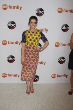 Elizabeth Henstridge - oyuncu