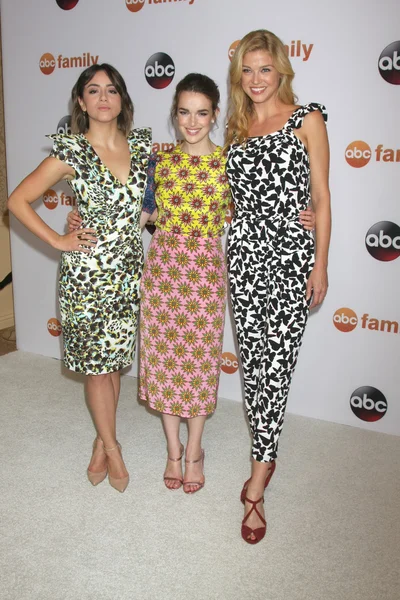 Chloe Bennet, Elizabeth Henstridge, Adrianne Palicki — Stockfoto