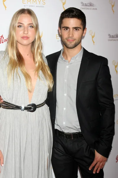 Veronica Dunne, Max Ehrich — Foto Stock