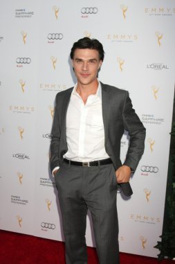 Finn wittrock -