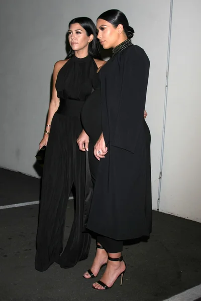 Kourtney Kardashian, Kim Kardashian West — Fotografia de Stock
