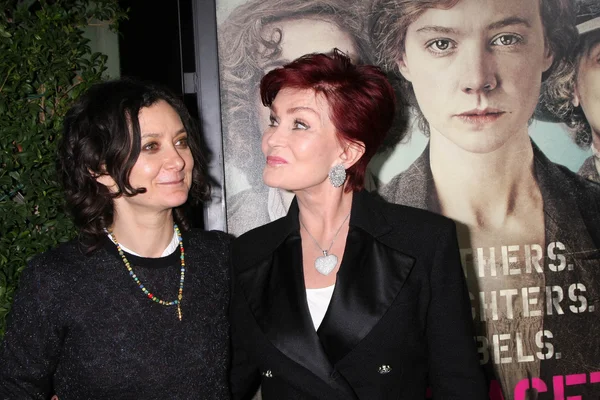 Sharon Osbourne, sara gilbert — Stockfoto