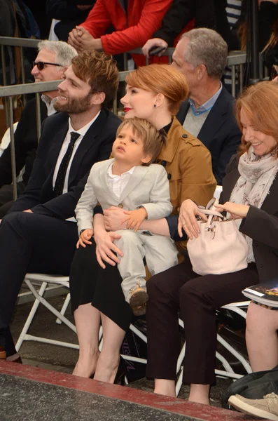 Seth Gabel, Bryce Dallas Howard y su hijo Theodore —  Fotos de Stock