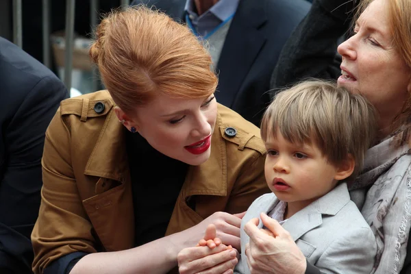 Bryce Dallas Howard oğlu Theodore ile — Stok fotoğraf