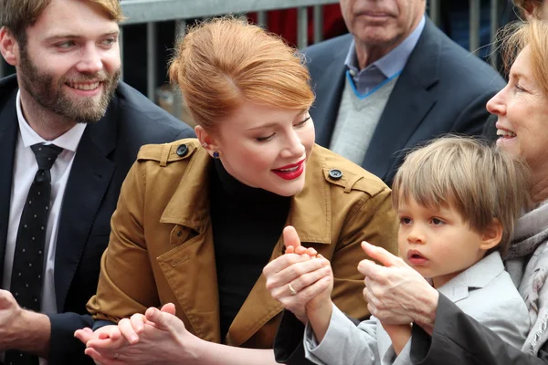 Bryce Dallas Howard com o filho Theodore — Fotografia de Stock