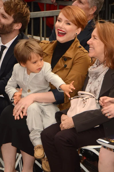 Bryce Dallas Howard with son Theodore — Stock Photo, Image