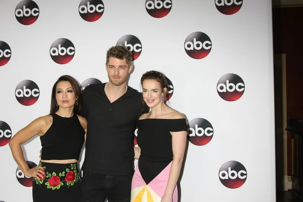 Ming-Na Wen, Luke Mitchell, Elizabeth Henstridge — Zdjęcie stockowe