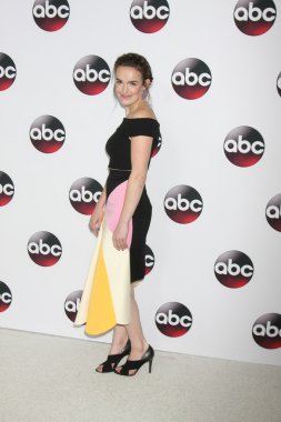 Elizabeth Henstridge - oyuncu