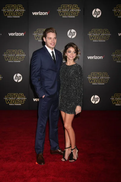 Dominic Sherwood, Sarah Hyland — Foto Stock