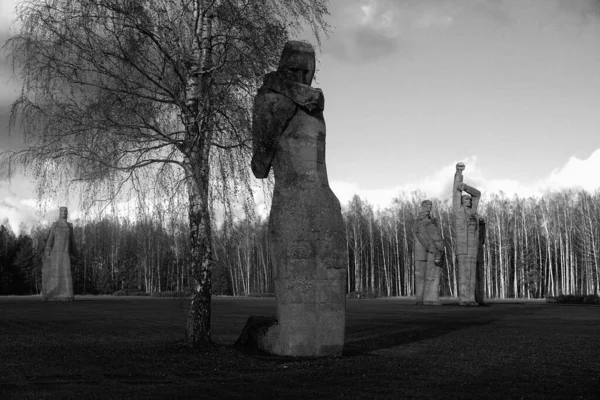 サラスピルス ラトビア 11月11日 サラスピルス記念アンサンブル記念碑的なスケールの具体的な彫刻 ナチスの捕虜収容所 フィルム穀物と黒と白の写真 — ストック写真