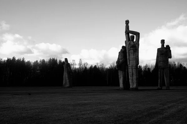萨拉什皮勒斯 拉特维亚 11月11日 萨拉什皮尔斯纪念馆 Salaspils Memorial Ensemble 大型混凝土雕塑 前纳粹集中营 带薄膜颗粒的黑白摄影 — 图库照片