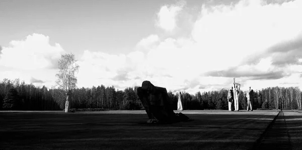 サラスピルス ラトビア 11月11日 サラスピルス記念アンサンブル記念碑的なスケールの具体的な彫刻 ナチスの捕虜収容所 フィルム穀物と黒と白の写真 — ストック写真