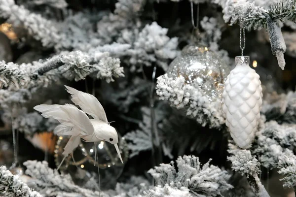 Close Decoração Árvore Natal Com Tons Branco Prata Bronze Natal — Fotografia de Stock