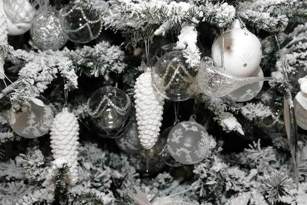 Beyaz Gümüş Bronz Gölgeli Noel Ağacı Süslemeleri Noel Yeni Yıl — Stok fotoğraf