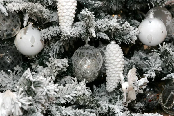 Close Van Kerstboom Decoratie Met Witte Zilveren Bronzen Tinten Kerst — Stockfoto