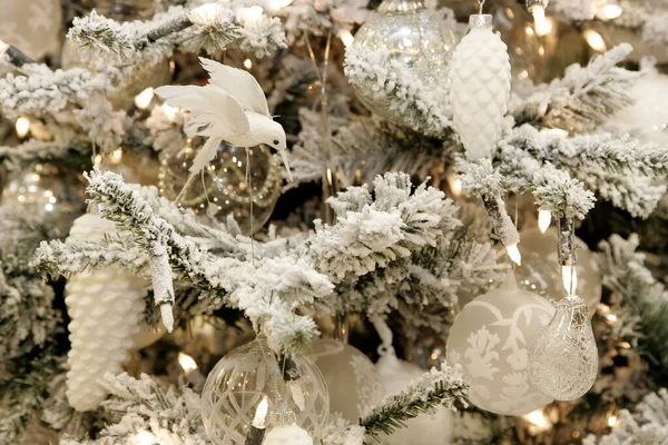 Close Van Kerstboom Decoratie Met Witte Zilveren Bronzen Tinten Kerst — Stockfoto