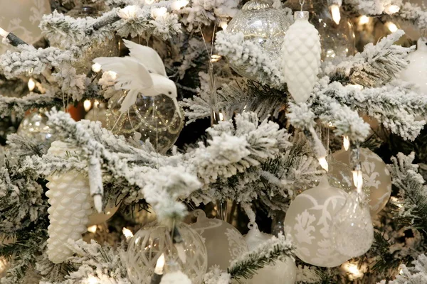 Close Van Kerstboom Decoratie Met Witte Zilveren Bronzen Tinten Kerst — Stockfoto