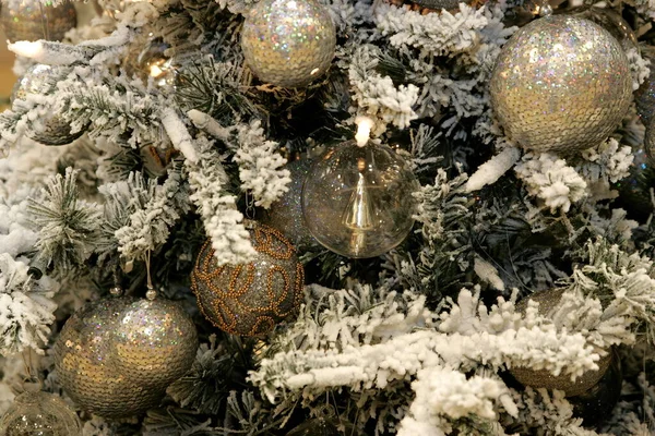 青銅色の色合いとクリスマスツリーの装飾のクローズアップ クリスマスと新年の内装 — ストック写真