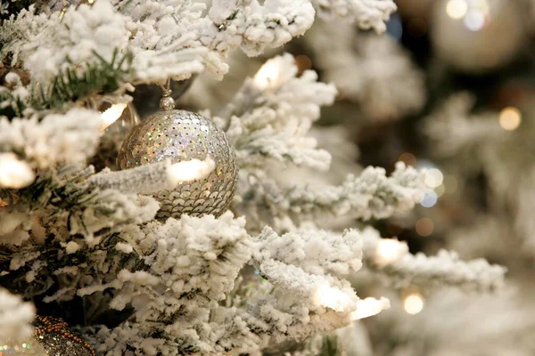 Nahaufnahme Von Christbaumschmuck Mit Weiß Silber Und Bronzetönen Weihnachten Und — Stockfoto