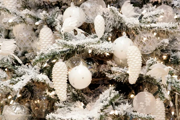 Close Van Kerstboom Decoratie Met Witte Zilveren Bronzen Tinten Kerst — Stockfoto