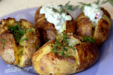 Pastırma, peynir, krema ve soğanlı fırında patates.