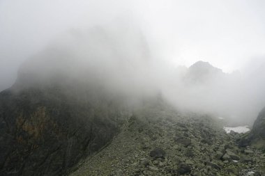                         Slovakya 'daki güzel yüksek Tatras dağları manzarası. Bulutlu dağlar       