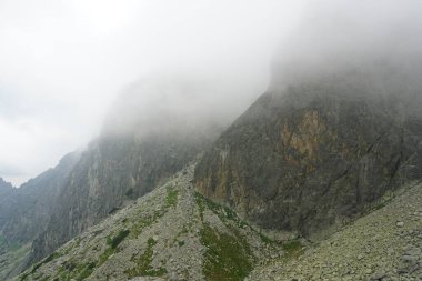                         Slovakya 'daki güzel yüksek Tatras dağları manzarası. Bulutlu dağlar       