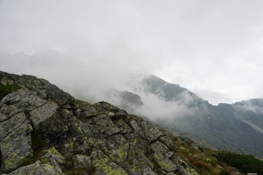                         Slovakya 'daki güzel yüksek Tatras dağları manzarası. Bulutlu dağlar       