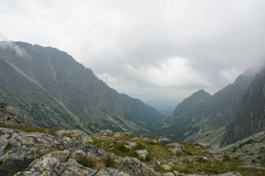                        Slovakya 'daki güzel yüksek Tatras dağları manzarası. Bulutlu dağlar       