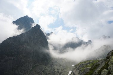                         Slovakya 'daki güzel yüksek Tatras dağları manzarası. Bulutlu dağlar       