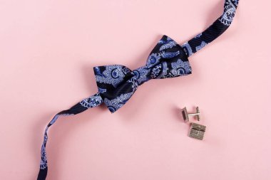 Pembe arkaplanda mavi papyon, seçici odak, kopyalama alanı