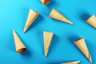 Emty dondurma külahları mavi arka planda. En iyi manzara. Boş waffle dondurma külahları.