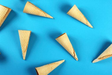 Emty dondurma külahları mavi arka planda. En iyi manzara. Boş waffle dondurma külahları.