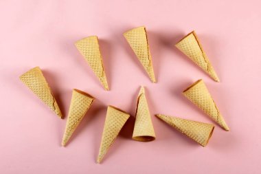 Pembe arka planda Emty Dondurma kalıpları. Üst Manzara. Birkaç tane dondurma külahı tasarımcısı.