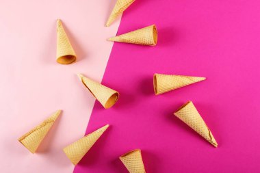 Pembe arka planda Emty Dondurma kalıpları. Üst Manzara. Birkaç tane dondurma külahı tasarımcısı.