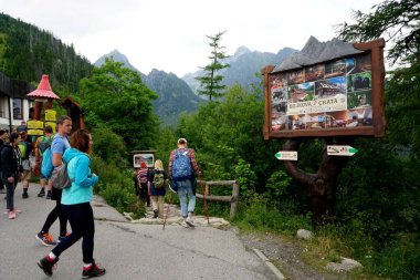                   HIGH TATRA, SLOVAKIA - 20 Temmuz 2019: Hrebienok, Stary Smokovec, Vysoke Tatry. Yüksek Tatra dağlarının zirvesine tırmanan insanlar, Slovakya             