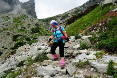                   HIGH TATRA, SLOVAKIA - 20 Temmuz 2019: Hrebienok, Stary Smokovec, Vysoke Tatry. Yüksek Tatra dağlarının zirvesine tırmanan insanlar, Slovakya             