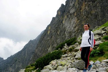 HIGH TATRA, SLOVAKIA - 20 Temmuz 2019: Hrebienok, Stary Smokovec, Vysoke Tatry. Yüksek Tatra dağlarının zirvesine tırmanan insanlar, Slovakya                               