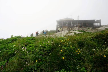 HIGH TATRA, SLOVAKIA - 20 Temmuz 2019: Hrebienok, Stary Smokovec, Vysoke Tatry. Yüksek Tatra dağlarının zirvesine tırmanan insanlar, Slovakya                               