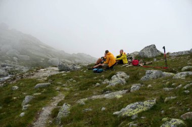 HIGH TATRA, SLOVAKIA - 20 Temmuz 2019: Hrebienok, Stary Smokovec, Vysoke Tatry. Yüksek Tatra dağlarının zirvesine tırmanan insanlar, Slovakya                               