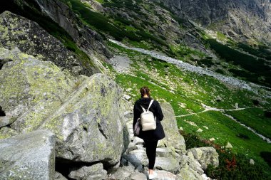 HIGH TATRA, SLOVAKIA - 20 Temmuz 2019: Hrebienok, Stary Smokovec, Vysoke Tatry. Yüksek Tatra dağlarının zirvesine tırmanan insanlar, Slovakya                               