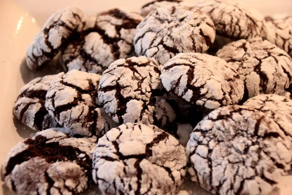 Hausgemachte Cracked Chocolate Cookies Nahaufnahme — Stockfoto