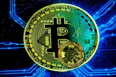 Bitcoin hatıra paraları. Kripto para birimi altın bitcoin. Dünya çapında kripto para birimi ve dijital ödeme sistemi için kavramsal resim