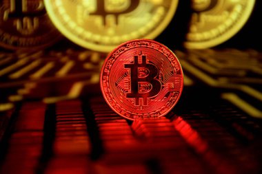 Bitcoin hatıra paraları. Kripto para birimi altın bitcoin. Dünya çapında kripto para birimi ve dijital ödeme sistemi için kavramsal resim