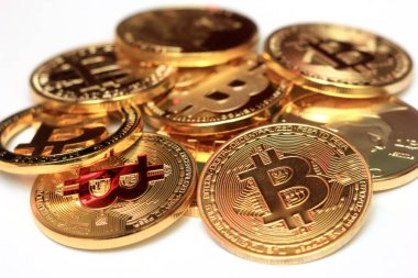 Bitcoin hatıra paraları. Kripto para birimi altın bitcoin. Dünya çapında kripto para birimi ve dijital ödeme sistemi için kavramsal resim