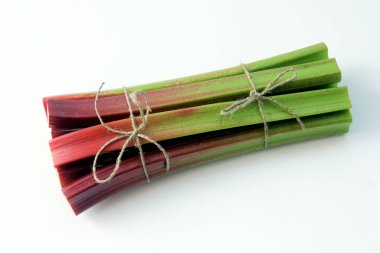 Rubarb dilimi beyaz arkaplanda izole edilmiş.