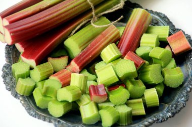 Rubarb dilimi beyaz arkaplanda izole edilmiş.