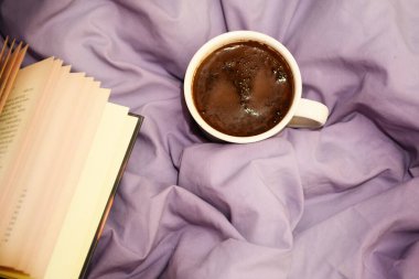 Yatak örtüsünün arkasında kahve fincanı var. Aşk ve Sevgililer Günü kavramı 